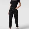 Tommy Jeans Ultra High Rise Jeans Im Mom Fit Mit Label-Patches - Schwarz -Tommy Jeans-shop 61al6dhha55k4jaia9aj6ea4acs4ck2a64oksgq670oj8i9n852kigi68h53cda36os5ccaa70rj8hica8o6adr5cgojgohm75gj2p1k6kq38ob3coojccho69h32c346osjacg