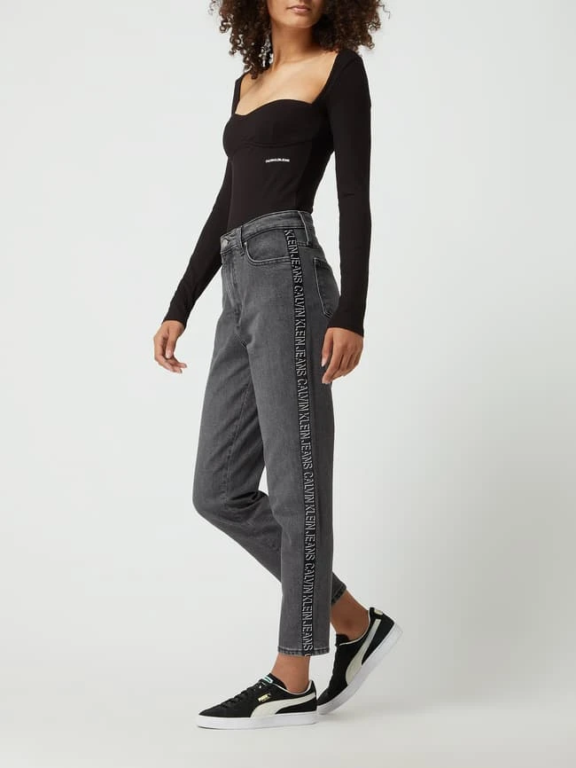 Calvin Klein Jeans Mom Fit Jeans Mit Stretch-Anteil - Hellgrau 8 Calvin Klein Jeans Mom Fit Jeans Mit Stretch-Anteil - Hellgrau – Bild 6